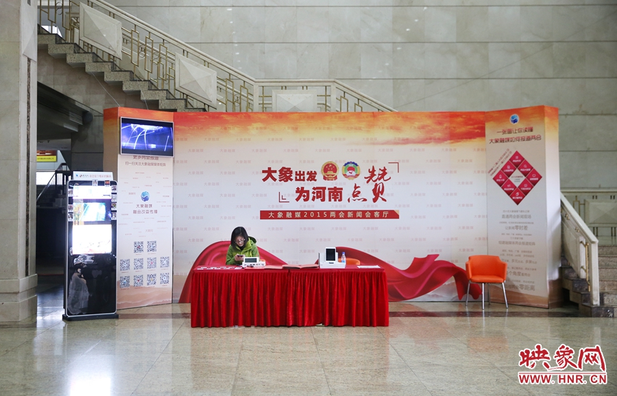 工作間隙還要更新映象網(wǎng)兩會(huì)微博。