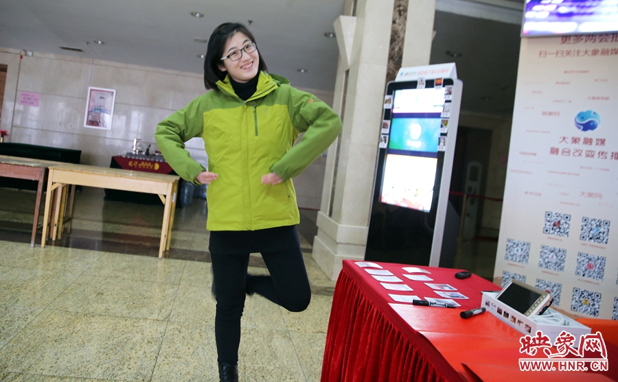 工作間隙，樂(lè)天跳起了“南式芭蕾”。