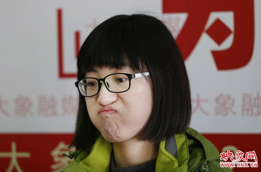 偶爾來(lái)個(gè)這樣的表情，算是放松緊張的心情吧！