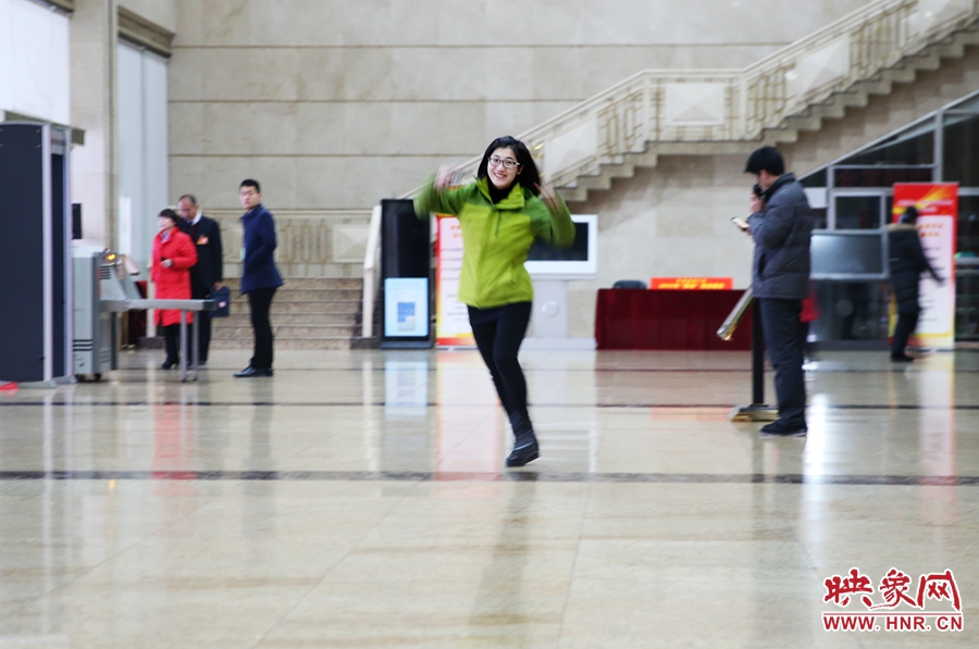 南樂(lè)天完成一個(gè)采訪后，興奮的跳了起來(lái)。