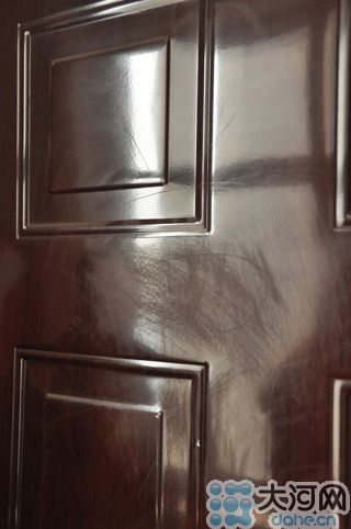 　雖然王先生用砂紙打磨過，但是“奠字”仍依稀可見