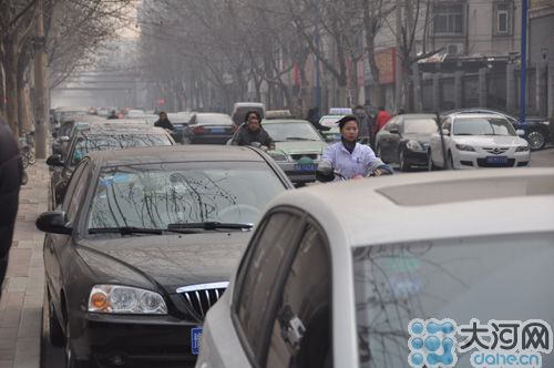 　業(yè)主將車停到經(jīng)一路上，給路人造成很大的不便