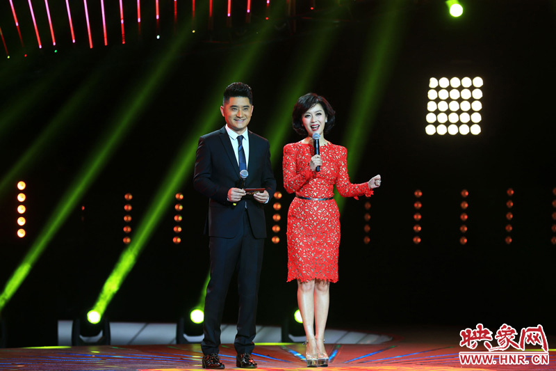 《梨園春》主持人關(guān)楓、龐曉戈