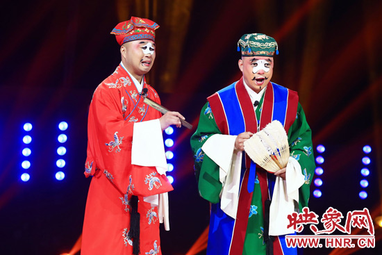 田相偉（右）表演喜劇《吹?！沸Ψ珗? width=