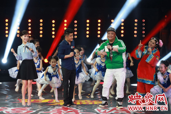 主持人與嘉賓演繹全新“小蘋果”帶來(lái)耳目一新的感覺