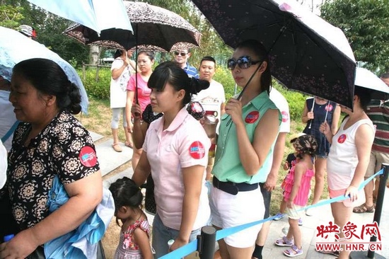 佩戴信息廣播臂貼的聽眾們在排隊等候坐帆船。