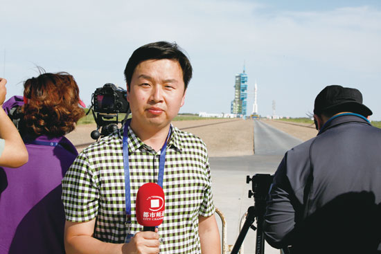 劉瑞鋒回憶，從“神舟十號”在視線中出現(xiàn)到消失的兩分鐘內(nèi)，他們的兩臺攝像機、一臺照相機就在不停地拍、拍