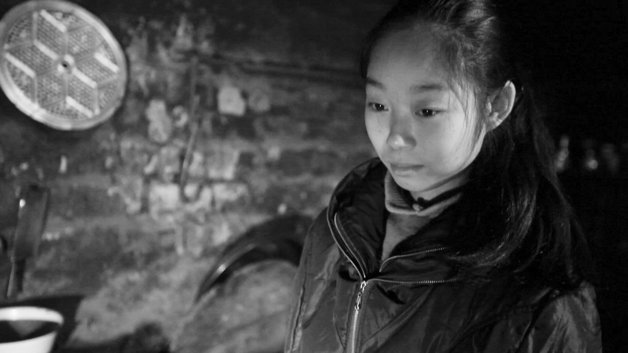 小倩倩家徒四壁，她渴望繼續(xù)讀書，改變家的現狀