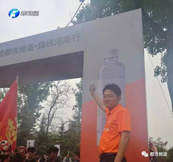 今麥郎飲品股份有限公司開封營(yíng)銷經(jīng)理胡源鳴槍發(fā)令