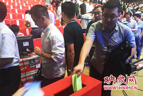 專家、評(píng)委、全局干部職工代表現(xiàn)場(chǎng)投票。