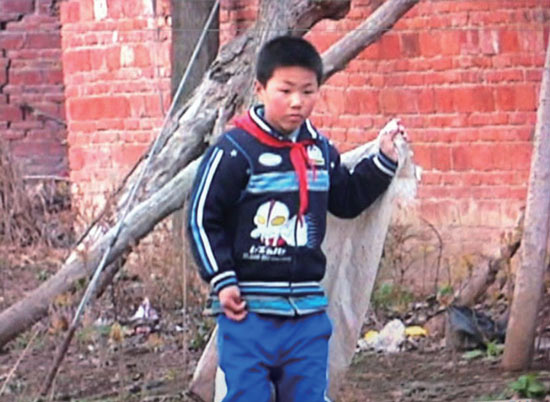 有時(shí)候，浩浩會(huì)拿著蛇皮袋撿些垃圾賣錢(qián)視 頻截圖