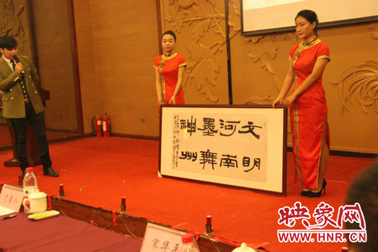 工作人員現(xiàn)場(chǎng)展示名家書法精品 工作人員現(xiàn)場(chǎng)展示名家書法精品