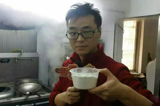 小飛手里端的是什么材料？