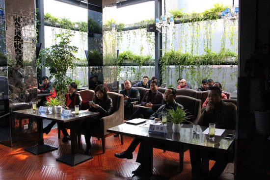 《創(chuàng)業(yè)星工廠》第二季海選現(xiàn)場，評委們認(rèn)真聽取創(chuàng)業(yè)者的項目介紹