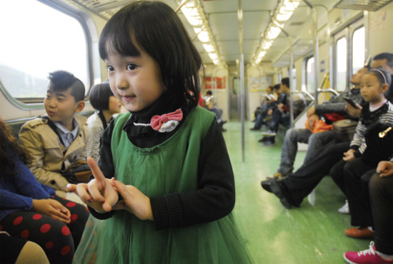 開往花蓮火車上，“戲曲小精靈”張楚怡練嗓