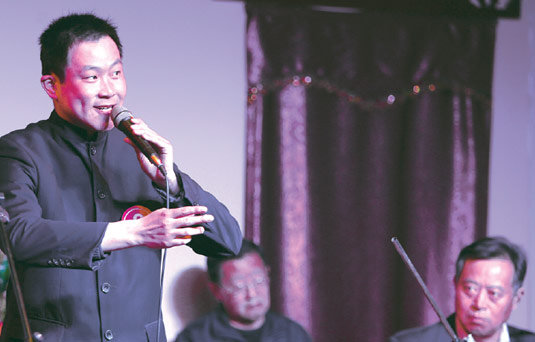 戲迷們在臺(tái)上演唱得很投入