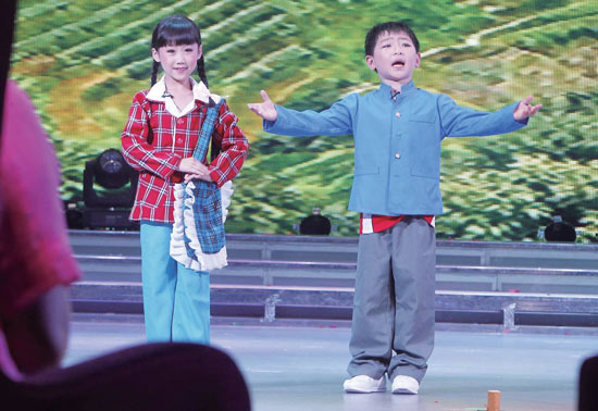 孩子們的表演有模有樣，讓人忍俊不禁