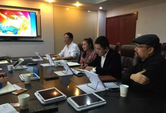 從右至左依次為趙財神，雅購供銷CEO許濤，農(nóng)團(tuán)聯(lián)盟創(chuàng)始人王婷。