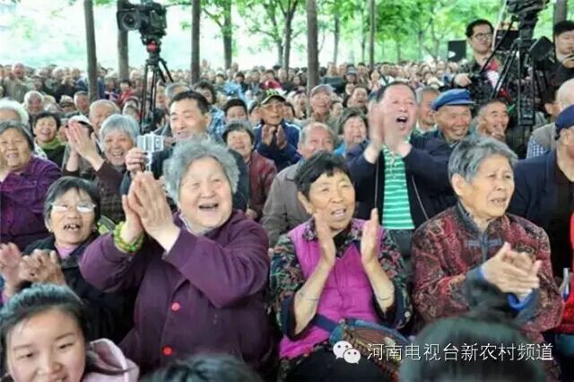 藝術(shù)家賣力演出，觀眾高聲叫好