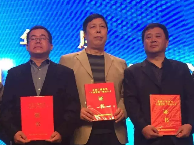 河南電視臺新農(nóng)村頻道總監(jiān)張克宣（左二）榮獲全國“百優(yōu)”理論人才稱號