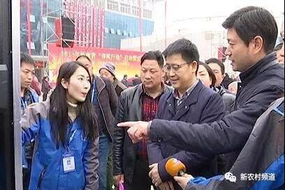 省人社廳農(nóng)民工工作處處長劉培峰參觀打工直通車智慧就業(yè)終端設備