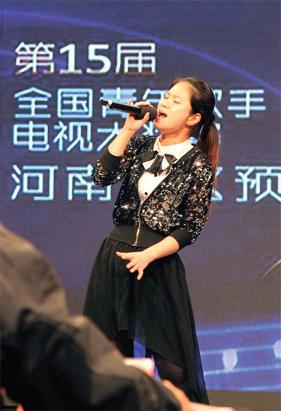 選手們演唱很賣力，要把最好的一面展現(xiàn)給評委