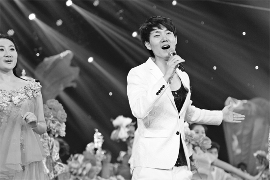 在青歌賽頒獎盛典上，王晰的超炫男低音再次引爆全場