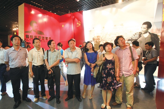 河南電視臺(tái)、河南人民廣播電臺(tái)、河南省詩(shī)歌學(xué)會(huì)的專家、詩(shī)人、記者等數(shù)十人赴蘭考焦裕祿紀(jì)念園采風(fēng)學(xué)習(xí)