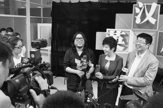 節(jié)目嘉賓高曉松、于丹、張頤武接受采訪