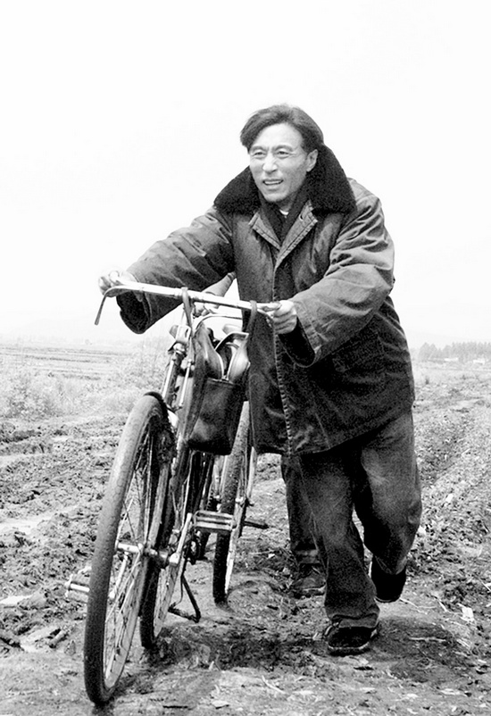 怕乘汽車跑太快聽不見群眾說話，焦裕祿下基層總是靠自行車 《焦裕祿》劇照