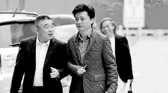 錢文忠（左）、小崔、蔡志忠（后）三位大咖步入錄制現(xiàn)場