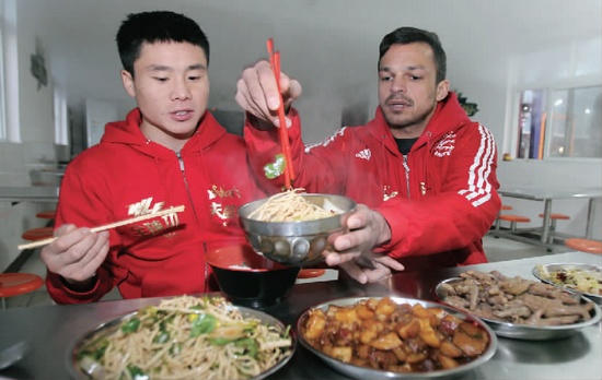 　約瑟夫一再表示食堂大師傅飯菜做得很好，他的筷子已經(jīng)用得很熟練了