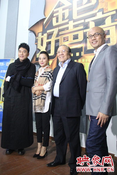 林依輪、李玲玉、楊洪基三位評委導(dǎo)師以及主持人孫國慶接受媒體采訪