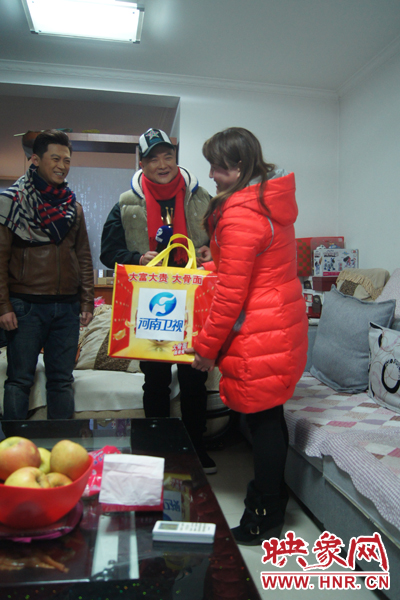 范軍、張竟達(dá)噓寒問(wèn)暖送祝福