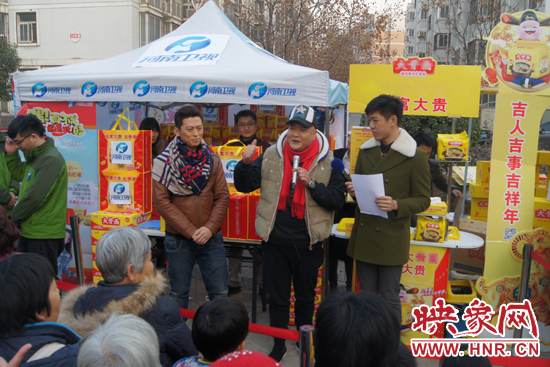 范軍、張竟達(dá)在社區(qū)與群眾親切互動(dòng)