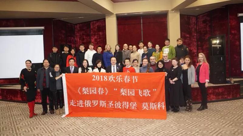《梨園春》與俄羅斯文化學(xué)者開展座談會(huì)，共同交流中俄藝術(shù)文化的發(fā)展并互贈(zèng)禮物