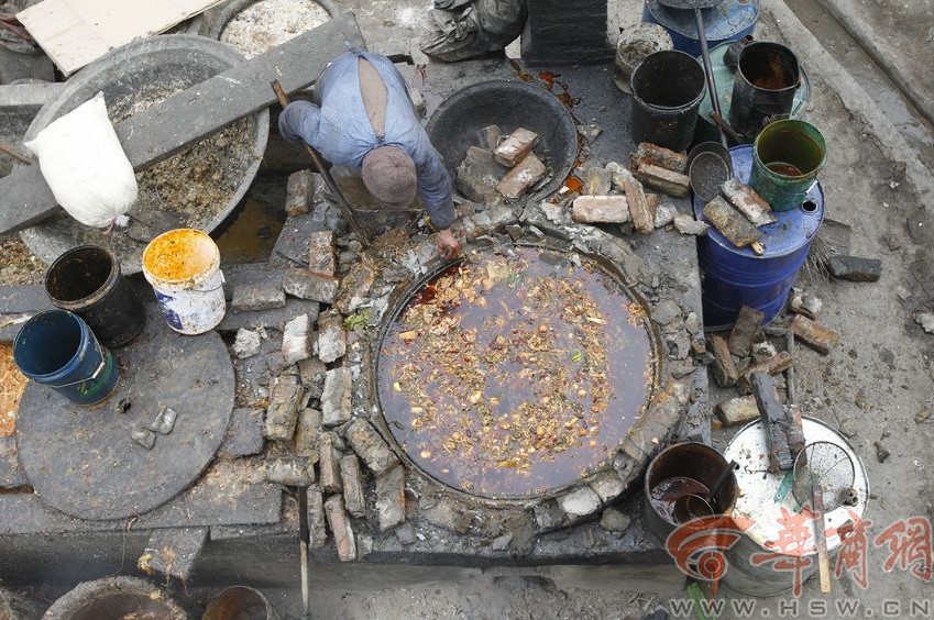 陜西一養(yǎng)豬場(chǎng)偷煉泔水油 廠主：泔水養(yǎng)豬油賣(mài)錢(qián)