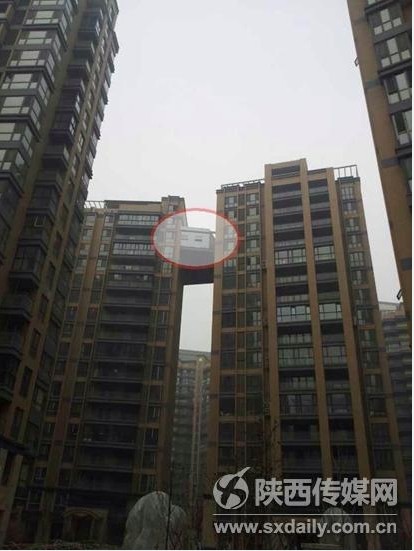 西安現(xiàn)最?！疤鞓颉?兩樓之間建起“空中走廊”