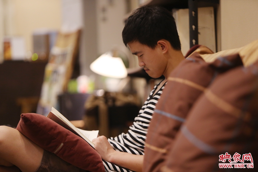 徐浩然，24歲，圖書編輯：在書店看紙質(zhì)書，意境會(huì)更深一些。