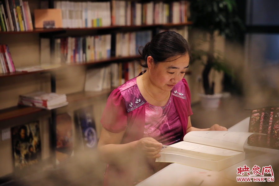 王艷、44歲，某醫(yī)院醫(yī)生：白天沒(méi)有時(shí)間，晚上帶小孩來(lái)這里培養(yǎng)她們的讀書習(xí)慣。