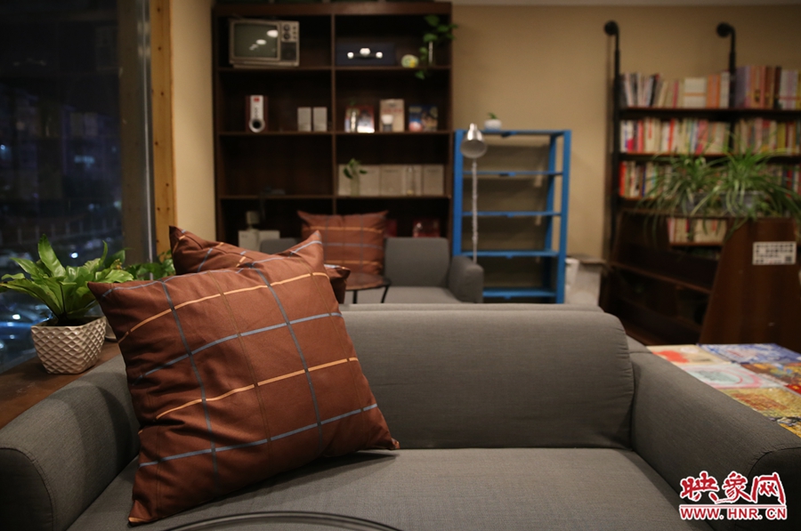 書店內(nèi)的布置非常溫馨，有種家里書屋的感覺(jué)。