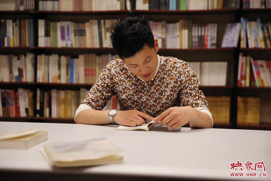 李恒，26歲，私營(yíng)業(yè)主：喜歡撫摸紙質(zhì)書的感覺(jué)。