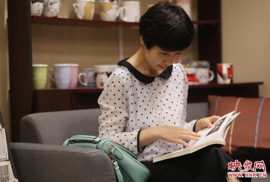 毛韶華，年齡保密，文字工作者：紙質(zhì)書是營(yíng)養(yǎng)餐，電子書是快餐。