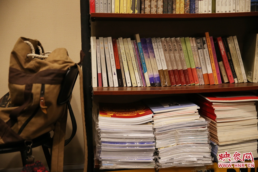 放下背包，捧起一本喜愛(ài)的書，生活的另一種方式。