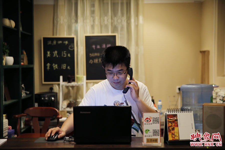 店長(zhǎng)小博，由于書店搬遷至此，經(jīng)常接詢問(wèn)地址的電話。