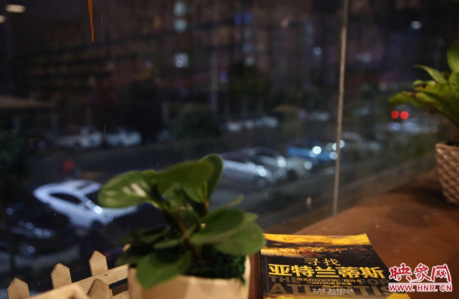 一扇窗，將喧鬧與寧?kù)o分割。