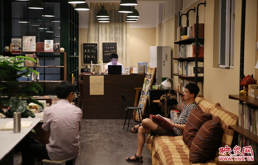 看書的人在相互交流。