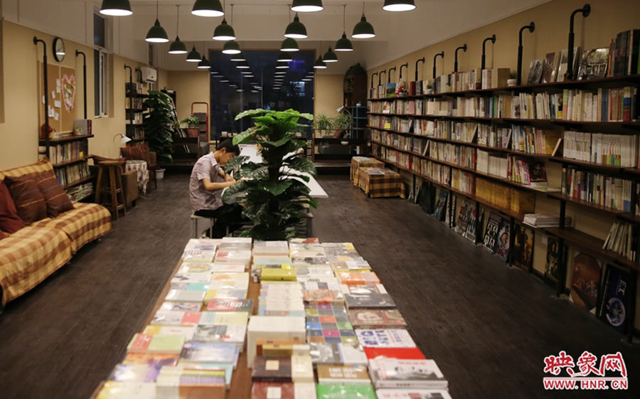 看書的人。