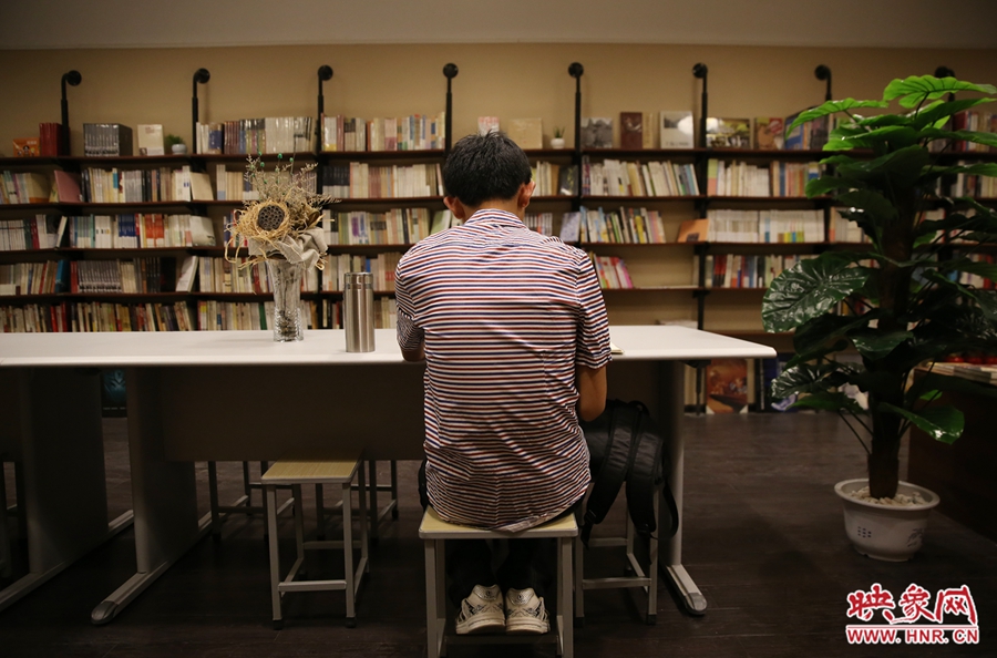 5月23日晚，鄭州一家24小時（周五、周六）書店營業(yè)。慕名而來的客人在看書。