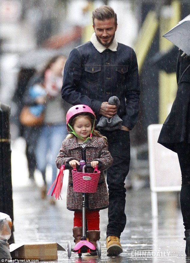 貝克漢姆變護(hù)花使者 小七玩滑板可愛俏皮